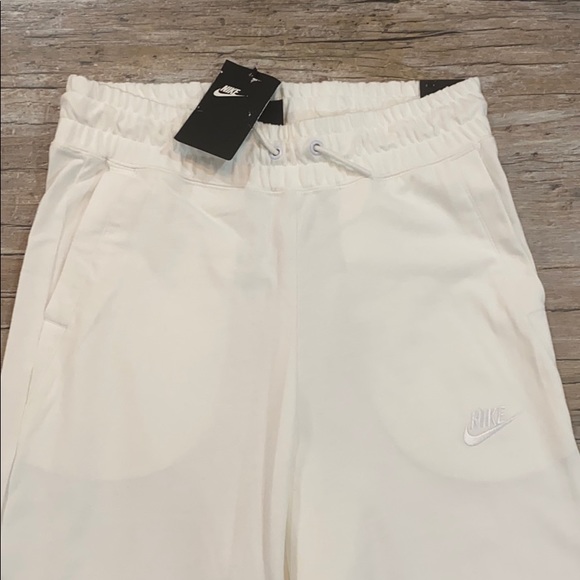 Nike - Picture 2 of 7